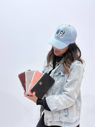 تصویری از کیف پول موبایلی طرح شنل