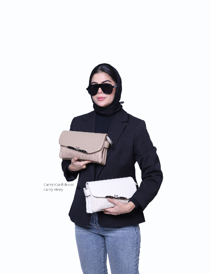 کیف دوشی زنانه چرم طرح میو با یراق پروانه ای کد 985